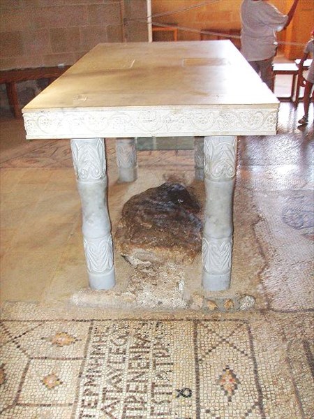 095-Табха-Камень, на котором сидел Иисус-вид сбоку